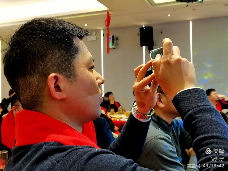 拿出手机要把公司成果拍回家认真学习!.jpg