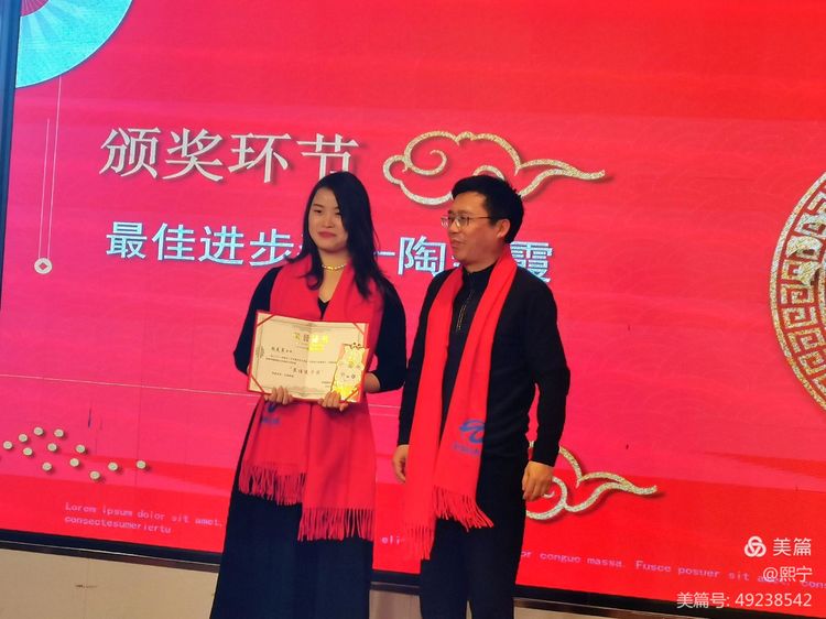 颁奖嘉宾和受表彰人员台前留影1.jpg