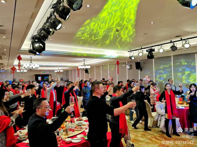 全体举杯2.jpg